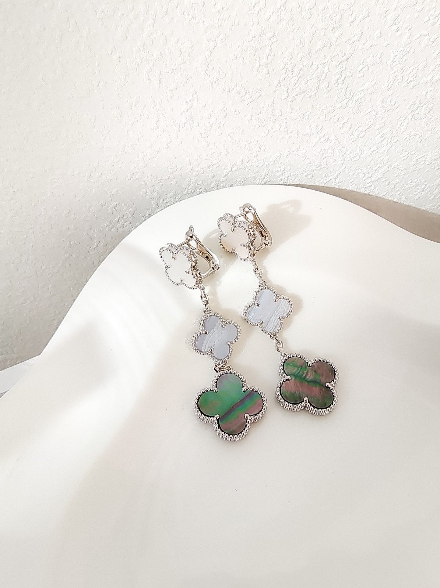¡®Aura Jewels¡¯CLOVER 3 MOTIFS CHALCEDONY DARK MOP SILVER EARRINGS