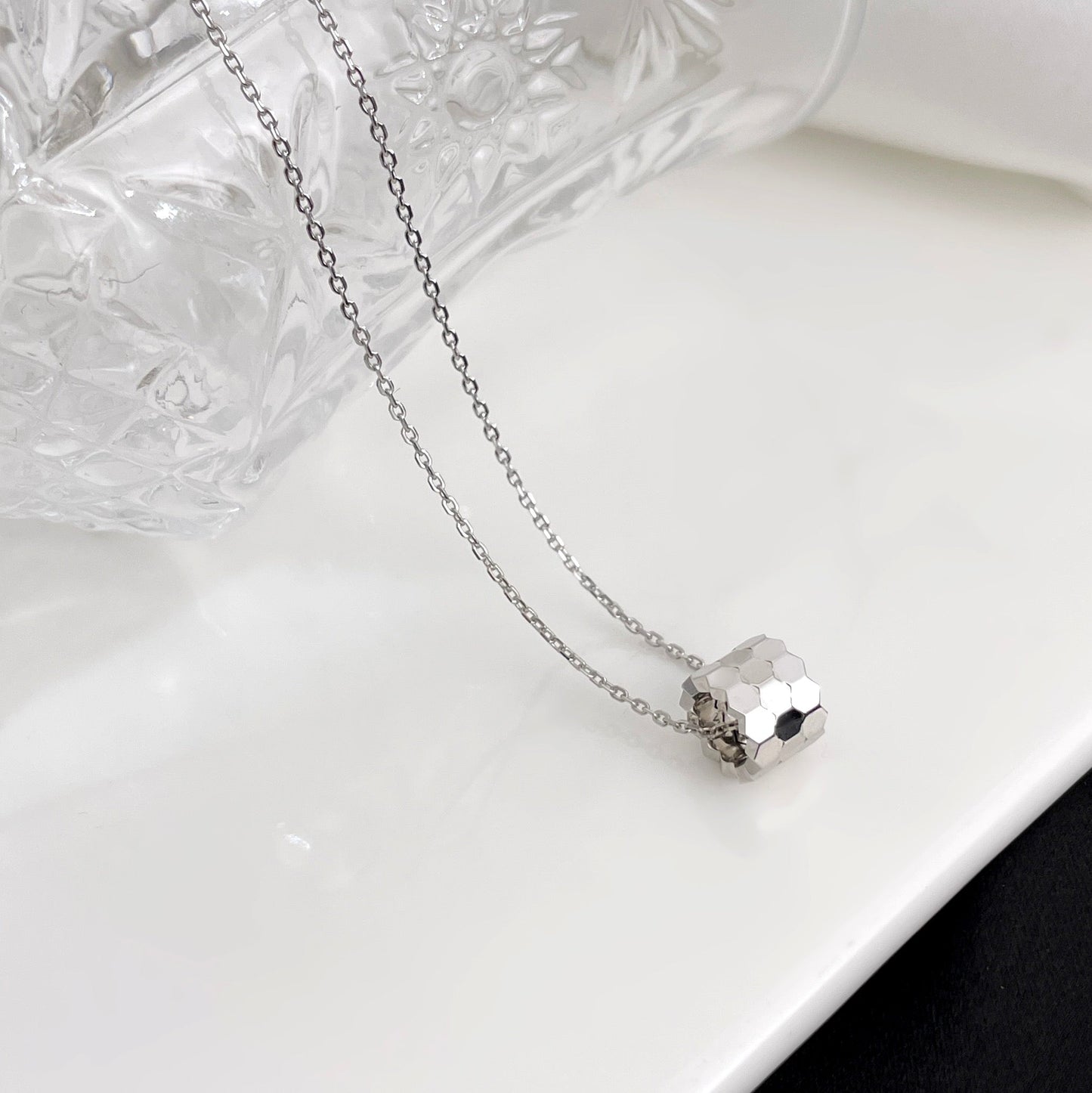 ¡®Aura Jewels¡¯BEE MINI NECKLACE