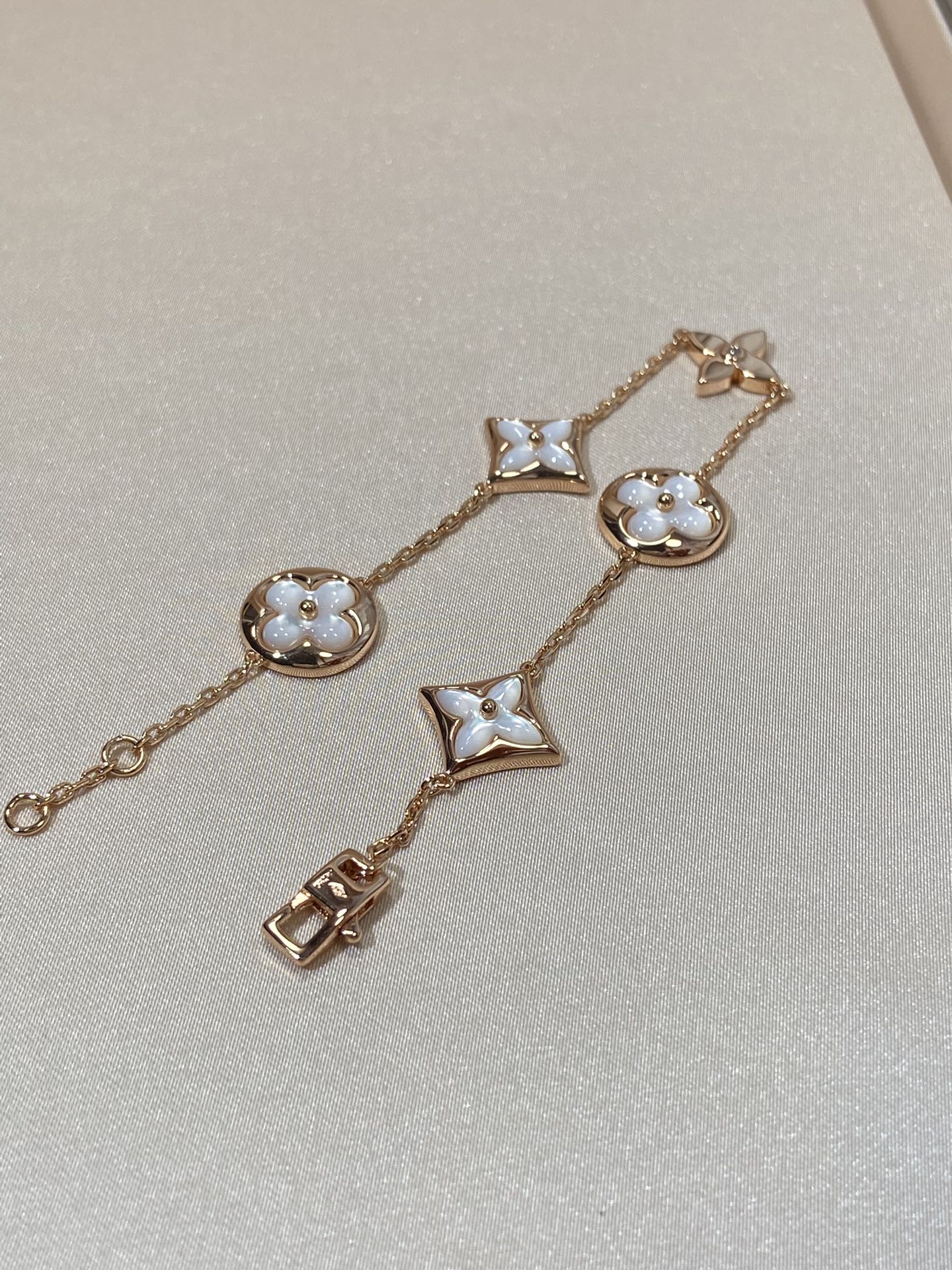 ¡®Aura Jewels¡¯STAR AND SUN 5 MOTIF MOP PINK GOLD BRACELET