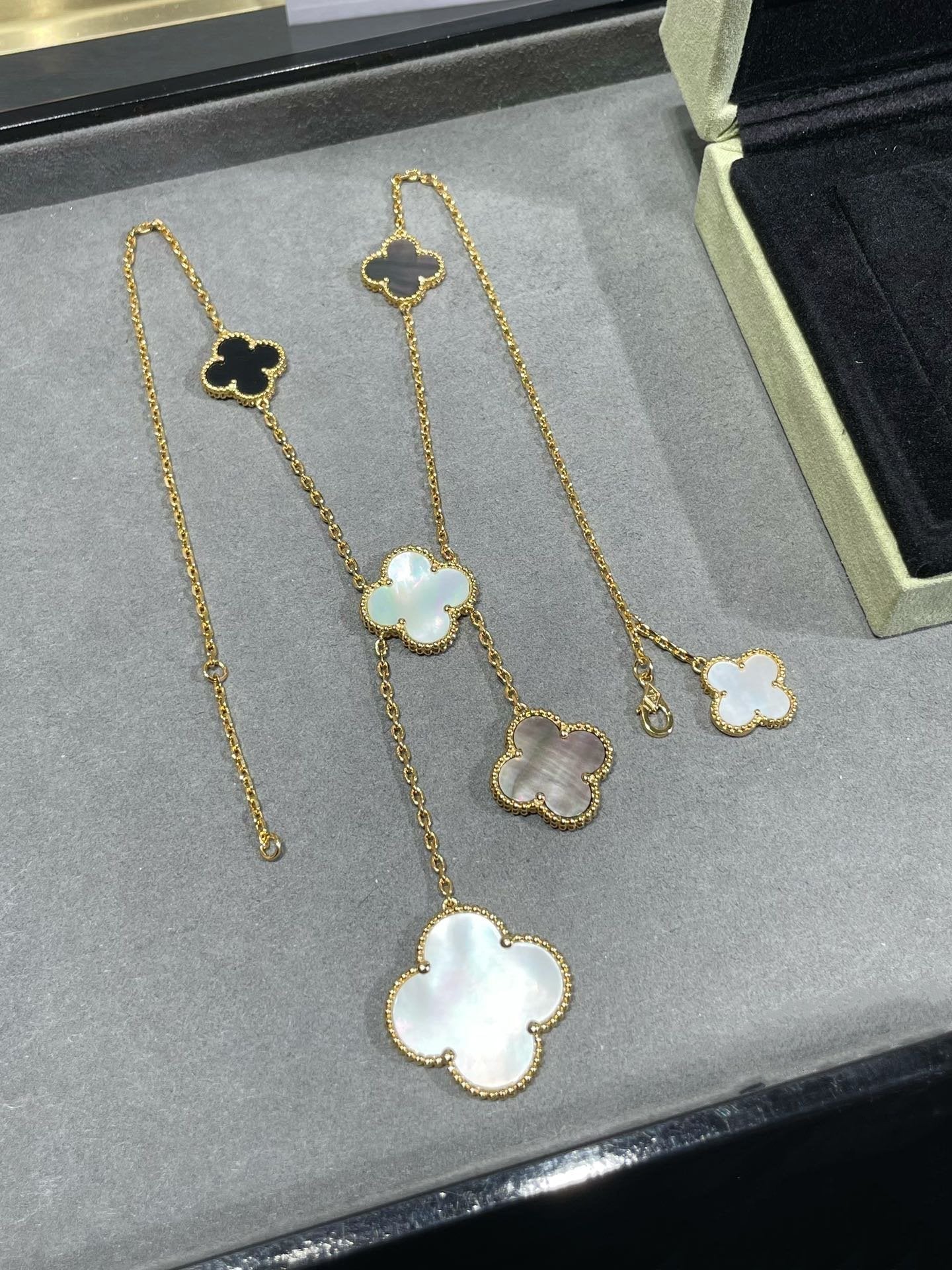 ¡®Aura Jewels¡¯CLOVER 6 MOTIF MOP ONYX GOLD NECKLACE