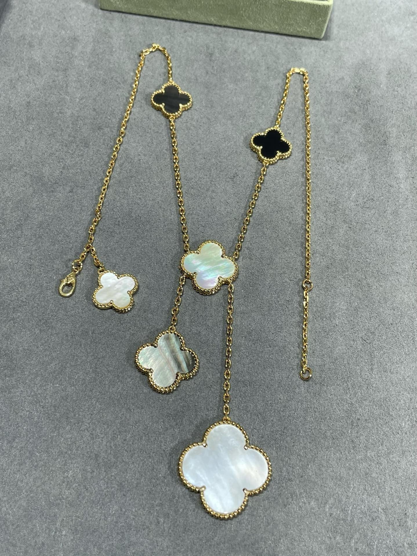 ¡®Aura Jewels¡¯CLOVER 6 MOTIF MOP ONYX GOLD NECKLACE