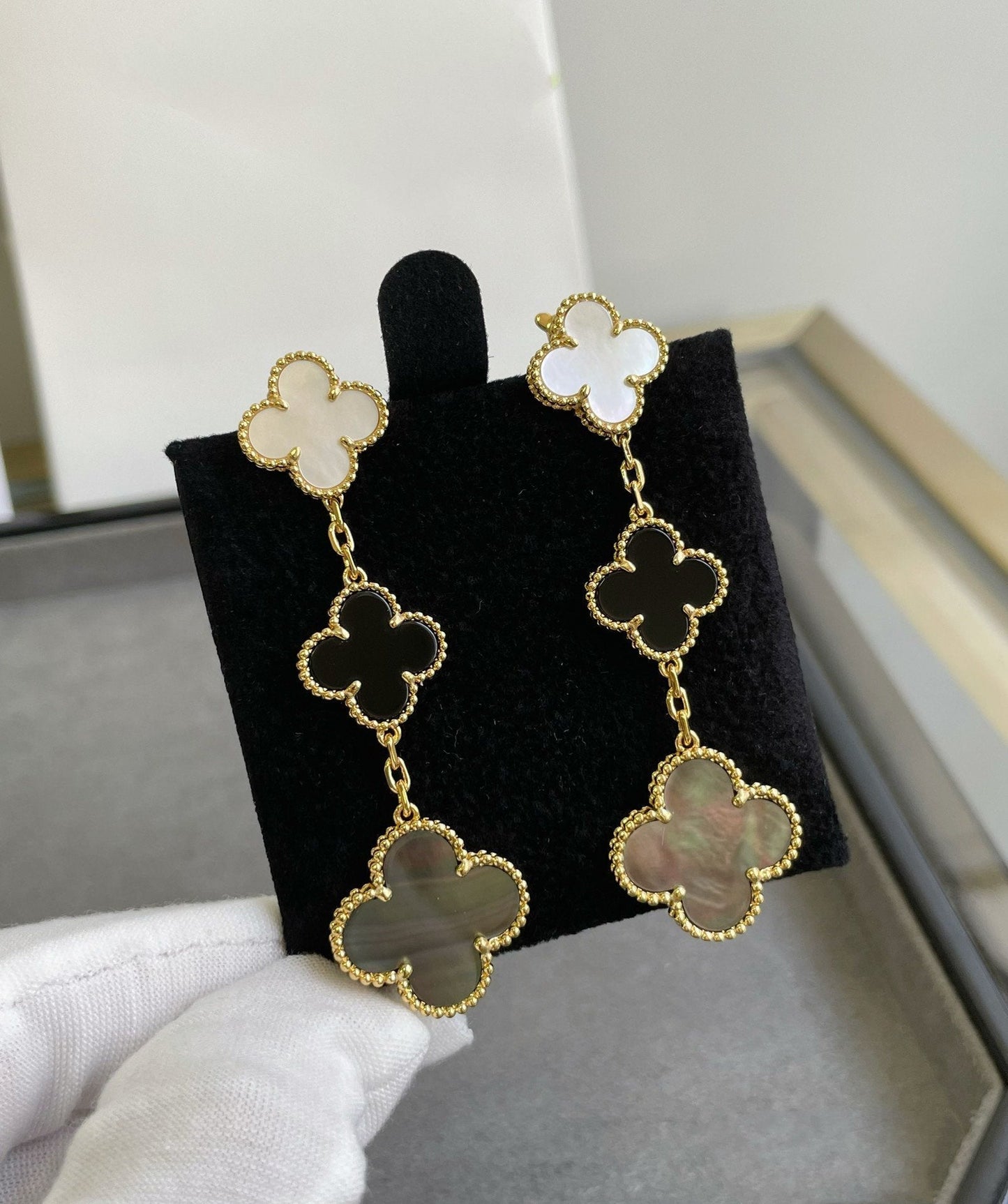 ¡®Aura Jewels¡¯CLOVER 3 MOTIF MOP ONYX DARK MOP PINK GOLD EARRINGS