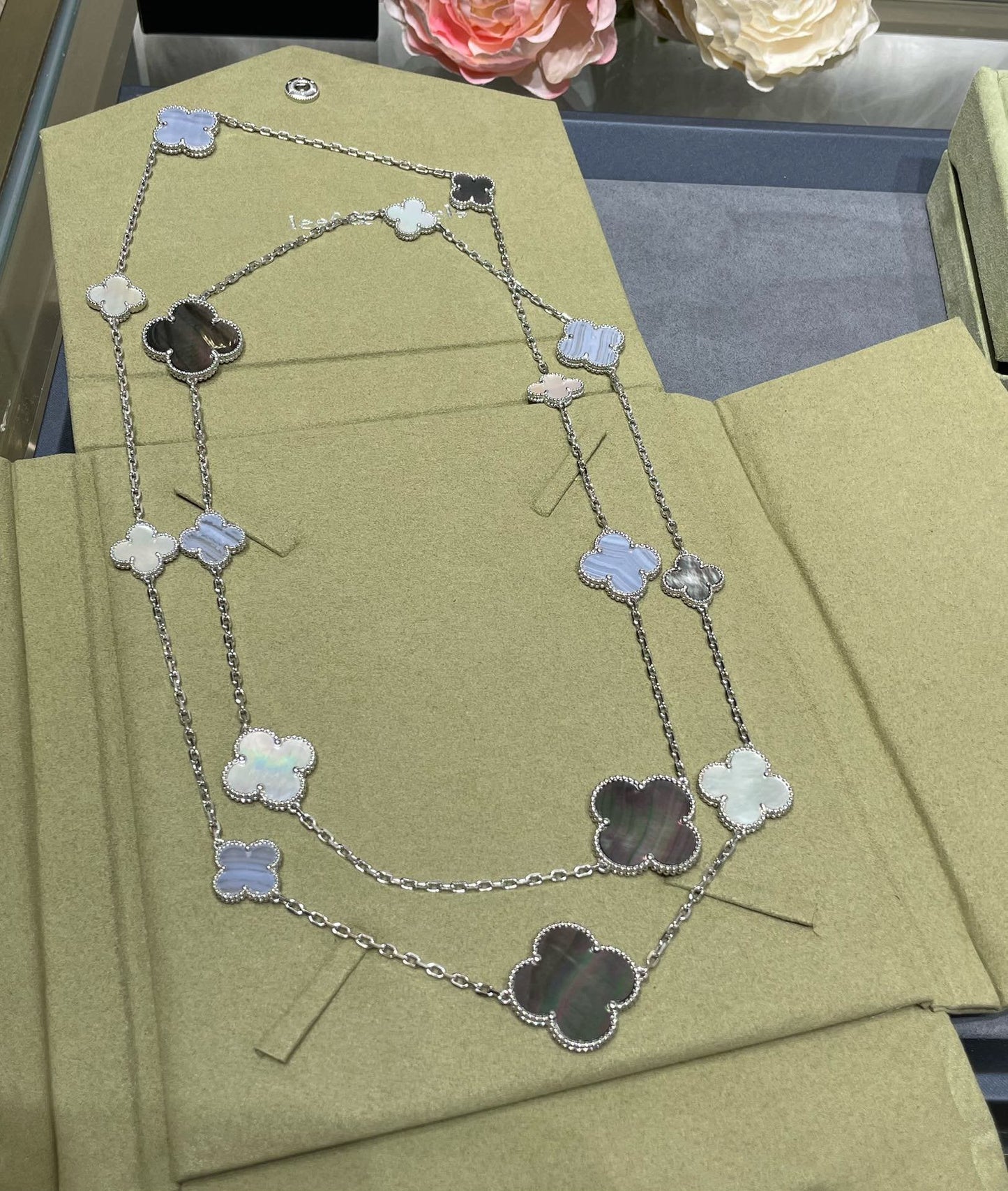 ¡®Aura Jewels¡¯CLOVER 16 MOTIF CHALCEDONY MOP SILVER NECKLACE