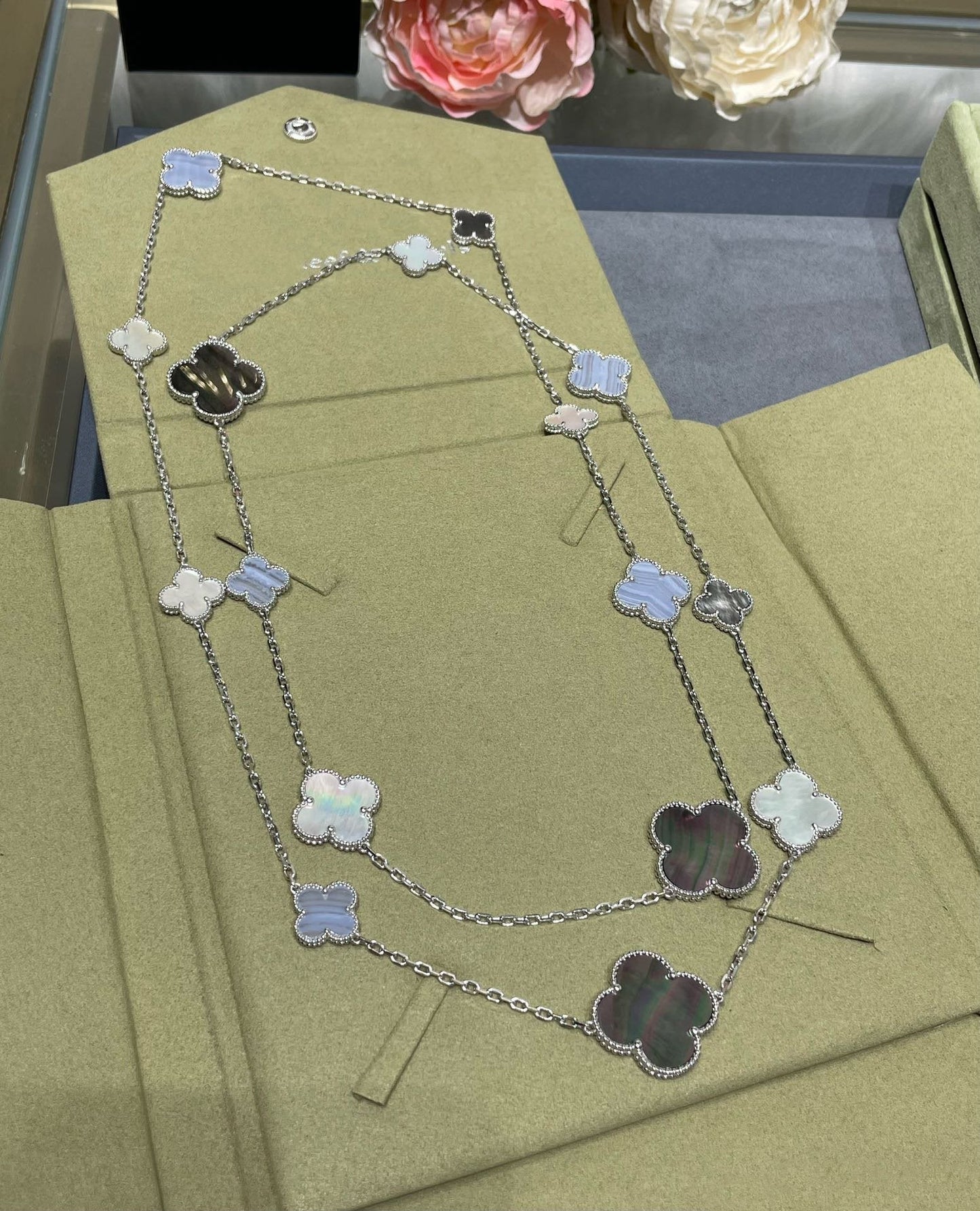 ¡®Aura Jewels¡¯CLOVER 16 MOTIF CHALCEDONY MOP SILVER NECKLACE