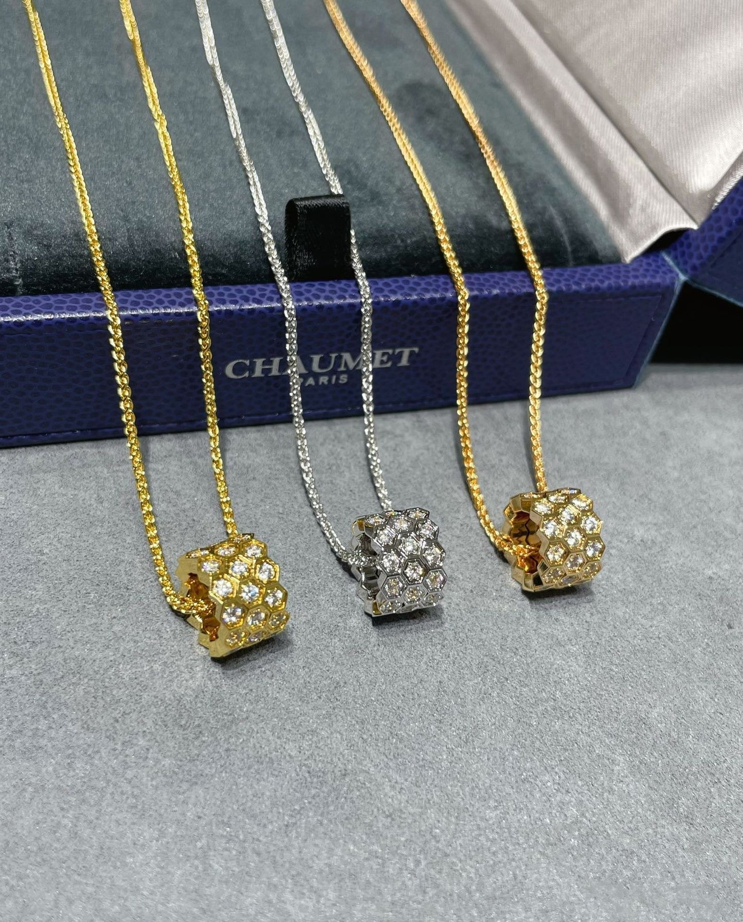 ¡®Aura Jewels¡¯BEE LOVE DIAMOND PAVED 3 ROW NECKLACE