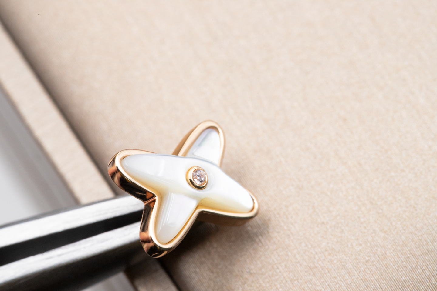 ¡®Aura Jewels¡¯JEUX DE WHITE MOP PINK GOLD DIAMOND EARRINGS